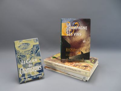 trois livres sont empilés sur une table