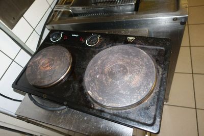deux feux sur la partie supérieure d'une cuisinière dans une cuisine
