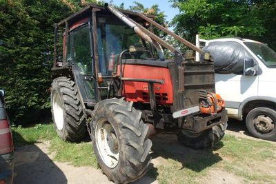 un tracteur garé à côté d'un camion