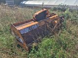 un petit bulldozer garé au milieu d'un champ
