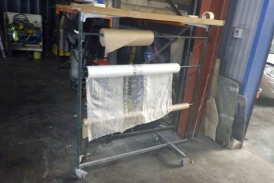 un rouleau de papier posé sur un chariot dans un garage