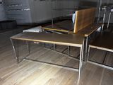 un bureau sur lequel est posé un ordinateur portable, dans une cuisine