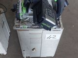 tout un tas d'outils posés sur une boîte