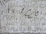 une plaque en pierre sur laquelle est inscrit « William Groske »