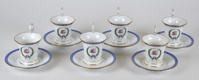 six tasses et soucoupes ornées d'un motif de roses