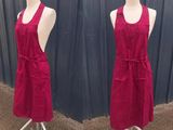 deux photos d'une robe rouge sur un présentoir pour mannequin