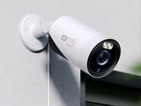 une caméra blanche fixée sur le côté d'un immeuble