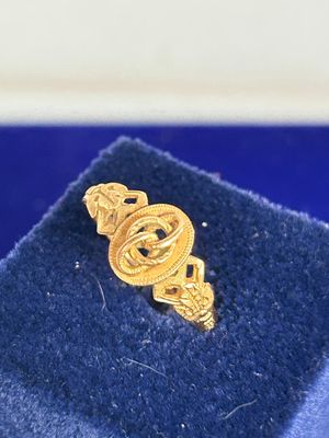 une bague en or posée sur une boîte bleue