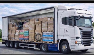 un camion avec une remorque chargée de cartons à l'arrière