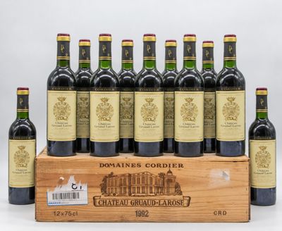 six bouteilles de vin rouge dans une caisse en bois