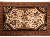 un tapis avec un motif floral sur fond blanc