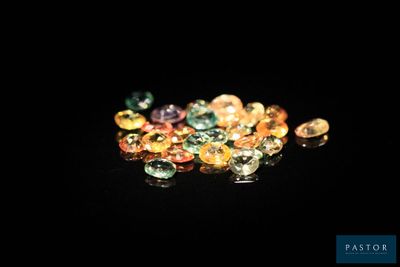 un tas de pierres précieuses multicolores sur une surface noire