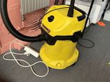 un aspirateur jaune posé sur le sol