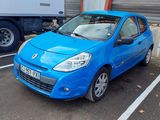 une voiture bleue garée dans un parking