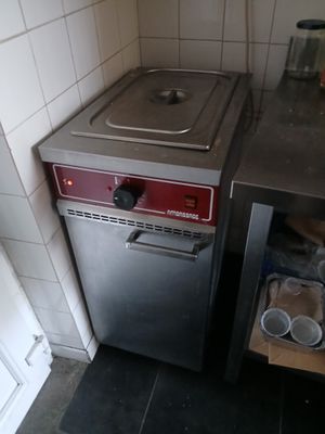 une image d'une cuisine avec une cuisinière et un évier