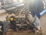 un moteur de camion posé sur une palette dans un garage