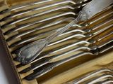un lot de cuillères et fourchettes en argent dans une boîte