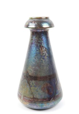 un vase bleu posé sur une surface blanche