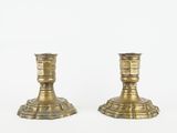 paire de chandeliers anciens en laiton sur fond blanc