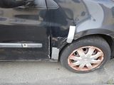 une photo d'une voiture qui a été gravement endommagée