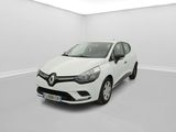 une voiture blanche dans une pièce blanche au sol blanc