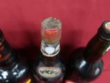 plusieurs bouteilles de vin sont alignées sur une table