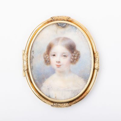 un portrait miniature ancien représentant une jeune fille en robe blanche
