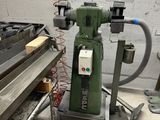 une machine posée sur une table dans une pièce