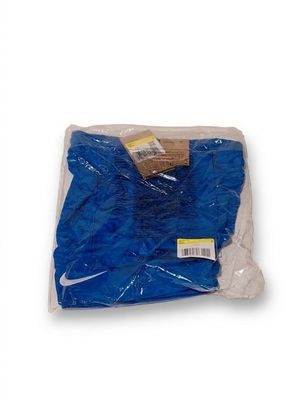 un sac en plastique bleu posé sur une surface blanche