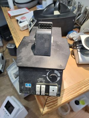 une machine noire posée sur une table en bois