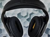 une paire d'écouteurs posés l'un sur l'autre