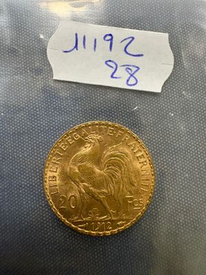 un gros plan d'une pièce d'or sur laquelle est collé un autocollant
