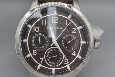NAUTICA. Montre d’homme en acier sur bracelet cuir à trois c…