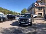 de nombreuses voitures garées devant un immeuble, sur un parking