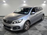 la voiture argentée est garée sur un sol en damier dans le garage