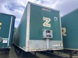 deux semi-remorques garées sur le bord de la route