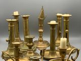 un grand nombre de bougies posées sur une table