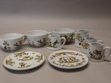 un grand nombre de tasses et de soucoupes sur une table
