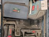 une boîte contenant des outils posée sur le sol