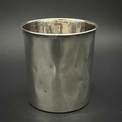 une coupe en argent posée sur une table