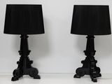 une paire de lampes de table noires avec des abat-jours noirs sur fond blanc