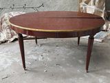 une table sur laquelle est posé un plateau en bois