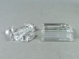 deux morceaux de plastique transparent posés sur une table