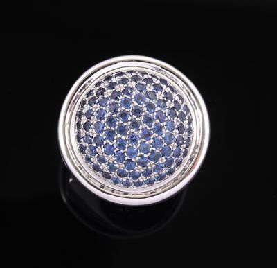 un gros plan d'une bague sertie de diamants bleus et blancs