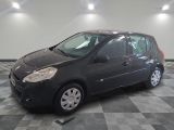 la photo d'une petite voiture noire garée sur un sol en damier
