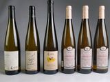 plusieurs bouteilles de vin sont alignées sur une table