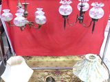 many lamps that are sitting on a table in a room