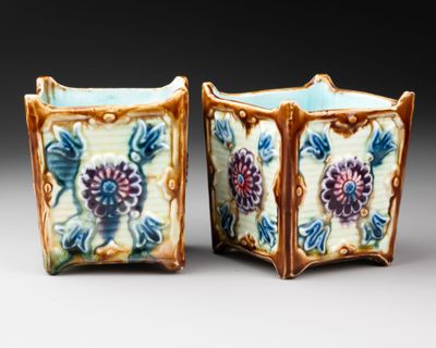 deux vases posés côte à côte sur une table