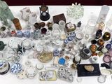 une table sur laquelle se trouvent de nombreux objets en verre