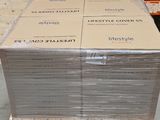 un grand nombre de cartons posés sur le sol